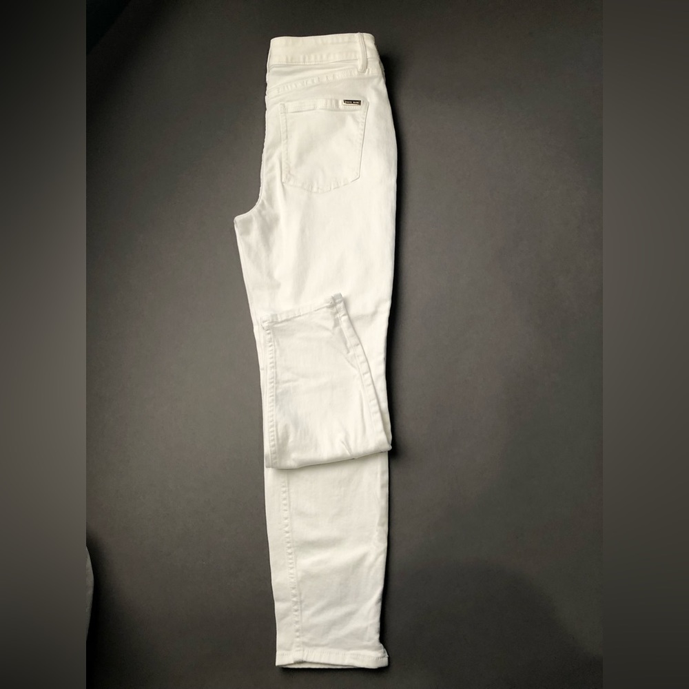 ⭐️White House Black Market Crop Jeans⭐️